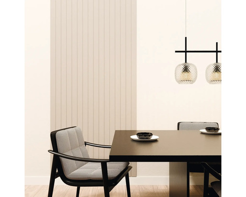 Salle à manger moderne avec panneau mural à lattes verticales, table noire, chaises à motifs et suspension.