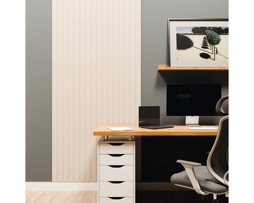 Espace de travail moderne avec panneaux muraux clairs, bureau en bois, écran, ordinateur portable et caisson à tiroirs blanc devant un mur gris.