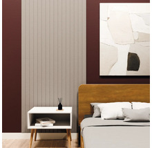 Chambre à coucher moderne avec panneau mural vertical à lattes, lit en bois et table de nuit blanche devant un mur rouge foncé.
