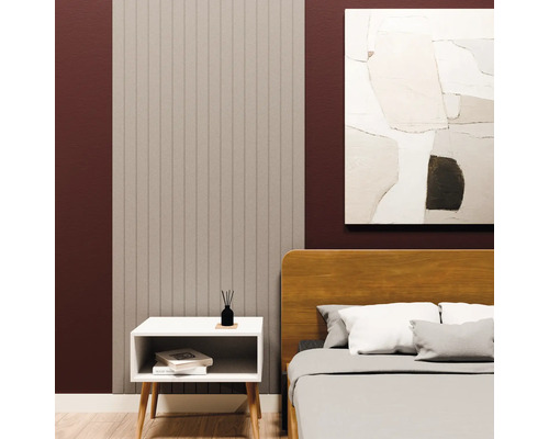 Chambre à coucher moderne avec panneau mural vertical à lattes, lit en bois et table de nuit blanche devant un mur rouge foncé.