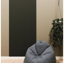 Panneau mural moderne à lattes verticales dans une pièce avec un pouf et une plante suspendue.