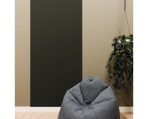 Panneau mural moderne à lattes verticales dans une pièce avec un pouf et une plante suspendue.