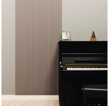 Panneaux muraux modernes avec des lattes verticales à côté d'un piano noir dans une pièce lumineuse avec un sol en bois clair.