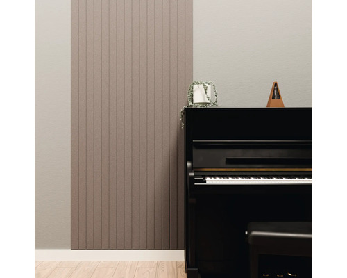 Panneaux muraux modernes avec des lattes verticales à côté d'un piano noir dans une pièce lumineuse avec un sol en bois clair.