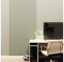 Coin bureau moderne avec panneau mural vertical à lattes, bureau, chaise de bureau, lampe et panneau perforé.