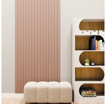 Panneau acoustique moderne avec lattes verticales en vieux rose sur un mur clair à côté d'une étagère et d'un banc texturé.