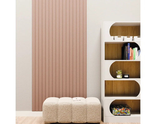 Panneau acoustique moderne avec lattes verticales en vieux rose sur un mur clair à côté d'une étagère et d'un banc texturé.