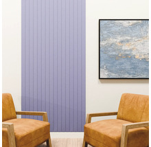 Aménagement moderne avec un panneau mural à lattes vertical, deux fauteuils en cuir avec structure en bois et un tableau abstrait.
