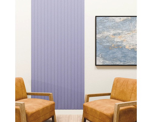 Aménagement moderne avec un panneau mural à lattes vertical, deux fauteuils en cuir avec structure en bois et un tableau abstrait.