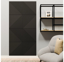 Panneaux muraux avec motif géométrique de lignes dans un salon moderne avec étagère et fauteuil.