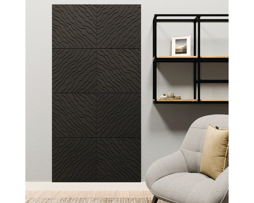 Schwarzes Wandpaneel mit strukturiertem 3D-Wellenmuster in einem modern eingerichteten Wohnbereich neben einem Regal und Sessel.