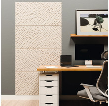 Modernes, organisiertes Arbeitszimmer mit einem hellen 3D-Wandpaneel mit Wellenmuster neben einem Holzschreibtisch mit Monitor und weißem Rollcontainer.
