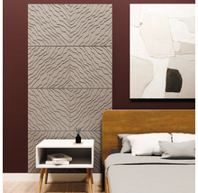 Panneaux muraux 3D avec motif de vagues géométriques dans une chambre à coucher à côté d'un lit et d'une table de nuit blanche.