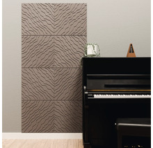 Panneaux acoustiques 3D à motif ondulé sur un mur à côté d'un piano noir dans une pièce lumineuse avec parquet.