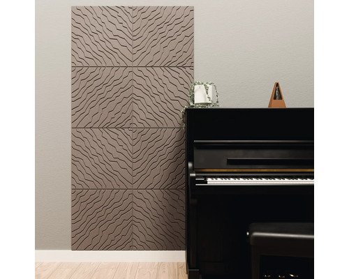Panneaux acoustiques 3D à motif ondulé sur un mur à côté d'un piano noir dans une pièce lumineuse avec parquet.