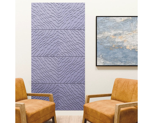 Panneaux muraux 3D modernes au motif géométrique ondulé lilas dans une pièce lumineuse avec deux fauteuils.