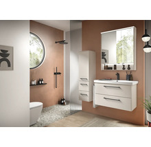 Ensemble de salle de bains moderne avec meuble sous-vasque blanc, armoire de toilette éclairée, colonne et robinetterie noire.