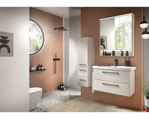 Ensemble de salle de bains moderne avec meuble sous-vasque blanc, armoire de toilette éclairée, colonne et robinetterie noire.
