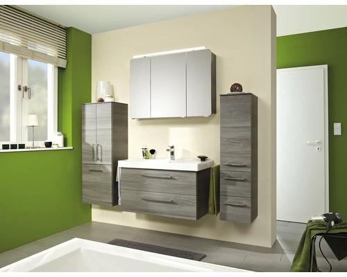 Ensemble de meubles de salle de bains moderne aspect bois comprenant meuble sous-vasque, armoire de toilette éclairée et deux colonnes.