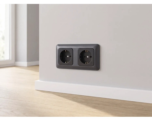 Horizontal montierte Doppelsteckdose mit Schutzkontakt an einer Wand über einer Fußleiste, moderner Stil, helle Raumatmosphäre.