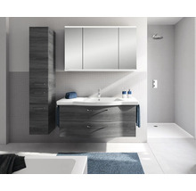 Modernes Badmöbel-Set mit dunklem Waschtischunterschrank, weißem Keramikwaschtisch, dreitürigem Spiegelschrank und Hochschrank in hellem Badezimmer.