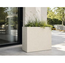 Grande jardinière rectangulaire avec des plantes vertes sur une terrasse moderne.