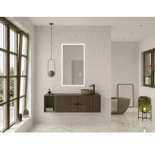 Salle de bains moderne avec meuble en bois sombre, miroir LED, vasque à poser verte et baignoire îlot devant un mur blanc texturé.