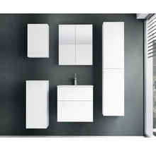 Modernes Badezimmermöbel-Set in Weiß bestehend aus Waschtisch mit Unterschrank, Spiegelschrank, Hochschrank und zwei weiteren Hängeschränken.