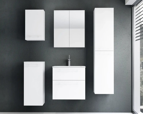 Modernes Badezimmermöbel-Set in Weiß bestehend aus Waschtisch mit Unterschrank, Spiegelschrank, Hochschrank und zwei weiteren Hängeschränken.