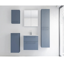 Ensemble de meubles de salle de bain moderne en bleu comprenant un meuble sous-lavabo, une armoire de toilette, une armoire haute et des meubles hauts.