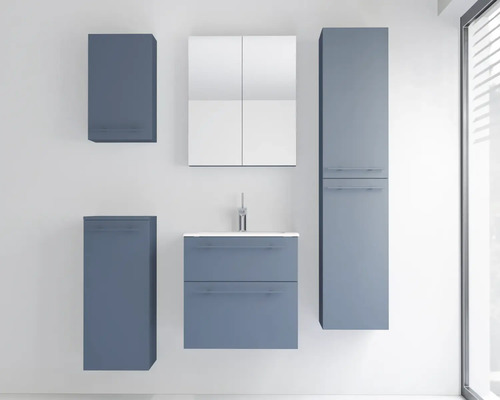 Ensemble de meubles de salle de bain moderne en bleu comprenant un meuble sous-lavabo, une armoire de toilette, une armoire haute et des meubles hauts.