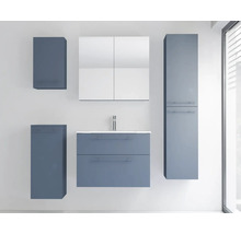 Ensemble de meubles de salle de bains moderne composé d'un lavabo avec sous-meuble, d'une armoire de toilette et de plusieurs armoires murales.