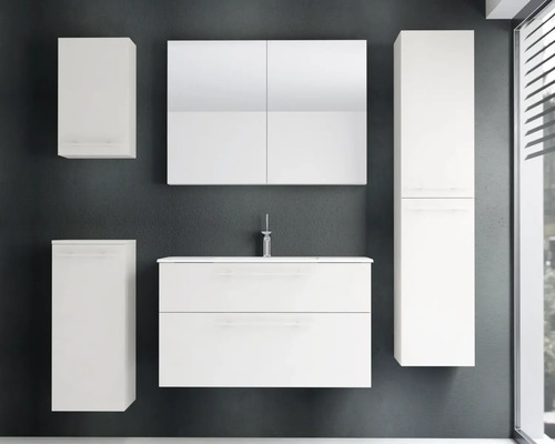 Modernes Badmöbel-Set in Weiß bestehend aus Waschbeckenunterschrank, Spiegelschrank, Hochschrank und weiteren Seitenschränken.