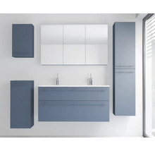 Modernes Badmöbel-Set bestehend aus Doppelwaschtisch mit Unterschrank, einem dreitürigen Spiegelschrank und mehreren Beischränken.