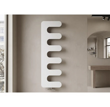 Radiateur de salle de bains vertical moderne blanc avec un design en peigne et des barres arrondies fixé au mur dans une pièce moderne.