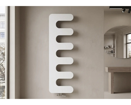 Radiateur de salle de bains vertical moderne blanc avec un design en peigne et des barres arrondies fixé au mur dans une pièce moderne.