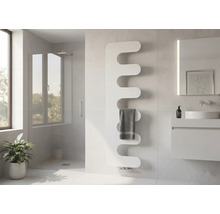 Salle de bains moderne et lumineuse avec radiateur sèche-serviettes blanc au design ondulé, douche à l'italienne en verre et miroir éclairé.
