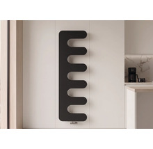 Radiateur design noir en forme de peigne sur un mur blanc dans une cuisine lumineuse et moderne.