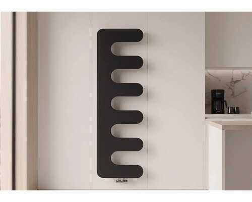 Radiateur design noir en forme de peigne sur un mur blanc dans une cuisine lumineuse et moderne.