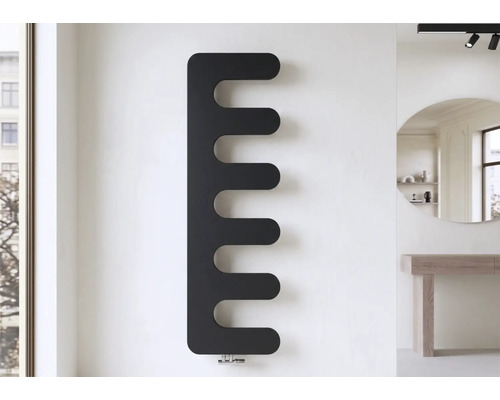 Radiateur design noir moderne en forme de peigne sur un mur dans une pièce lumineuse et ordonnée.