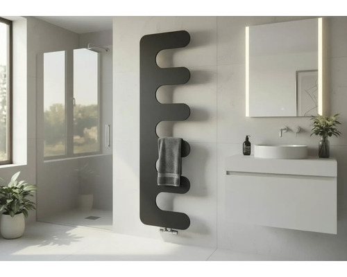 Radiateur design moderne en forme de vague dans une salle de bains lumineuse à côté d un meuble vasque avec miroir et douche en verre.