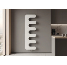Radiateur design moderne en forme de peigne sur un mur dans une cuisine minimaliste avec îlot.