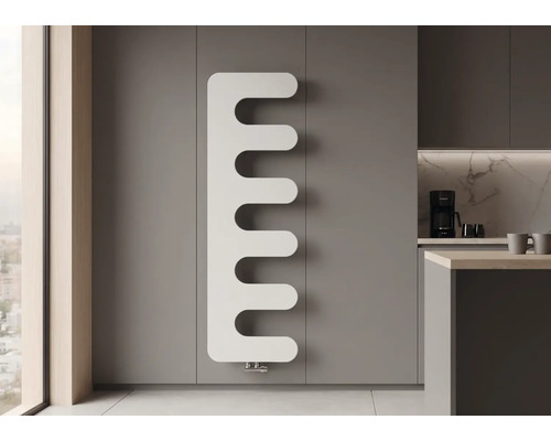 Radiateur design moderne en forme de peigne sur un mur dans une cuisine minimaliste avec îlot.