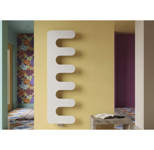Radiateur design blanc moderne en forme de peigne sur un mur dans une pièce lumineuse et colorée.