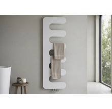 Radiateur de salle de bains moderne en forme de peigne avec des coins arrondis, monté sur un mur gris avec deux serviettes.