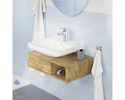Salle de bains moderne avec lavabo à poser sur un meuble sous-vasque suspendu en bois devant un mur carrelé.