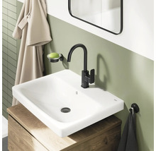 Salle de bain moderne avec vasque à poser blanche, mitigeur noir mat et meuble sous-vasque en bois.