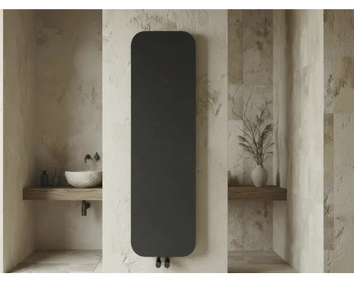 Radiateur design vertical noir aux coins arrondis installé sur un mur texturé dans une salle de bain minimaliste.