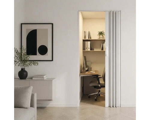 Minimalistischer Raum mit einer Falttür, die zu einem kompakten, organisierten Arbeitsplatz mit Schreibtisch und Regalen führt.