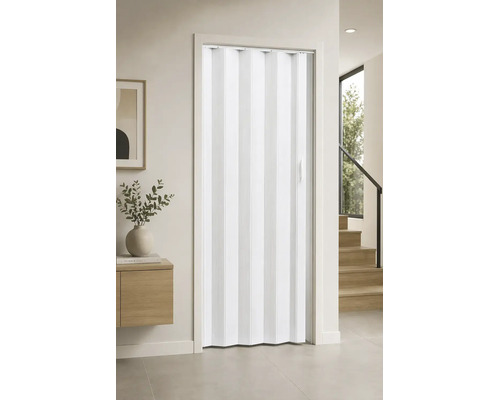 Porte accordéon blanche gain de place dans un intérieur moderne et lumineux à côté d'un escalier en bois.